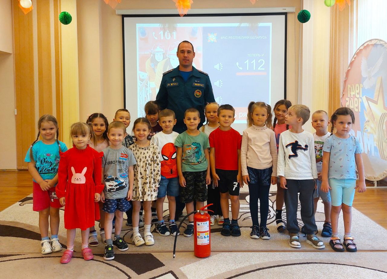 В рамках Единого дня безопасности ГУО Детский сад №42 г.Мозыря посетил старший помощник начальника штаба ПАСО-4 МЧС – Евгений Васильевич Яльчик