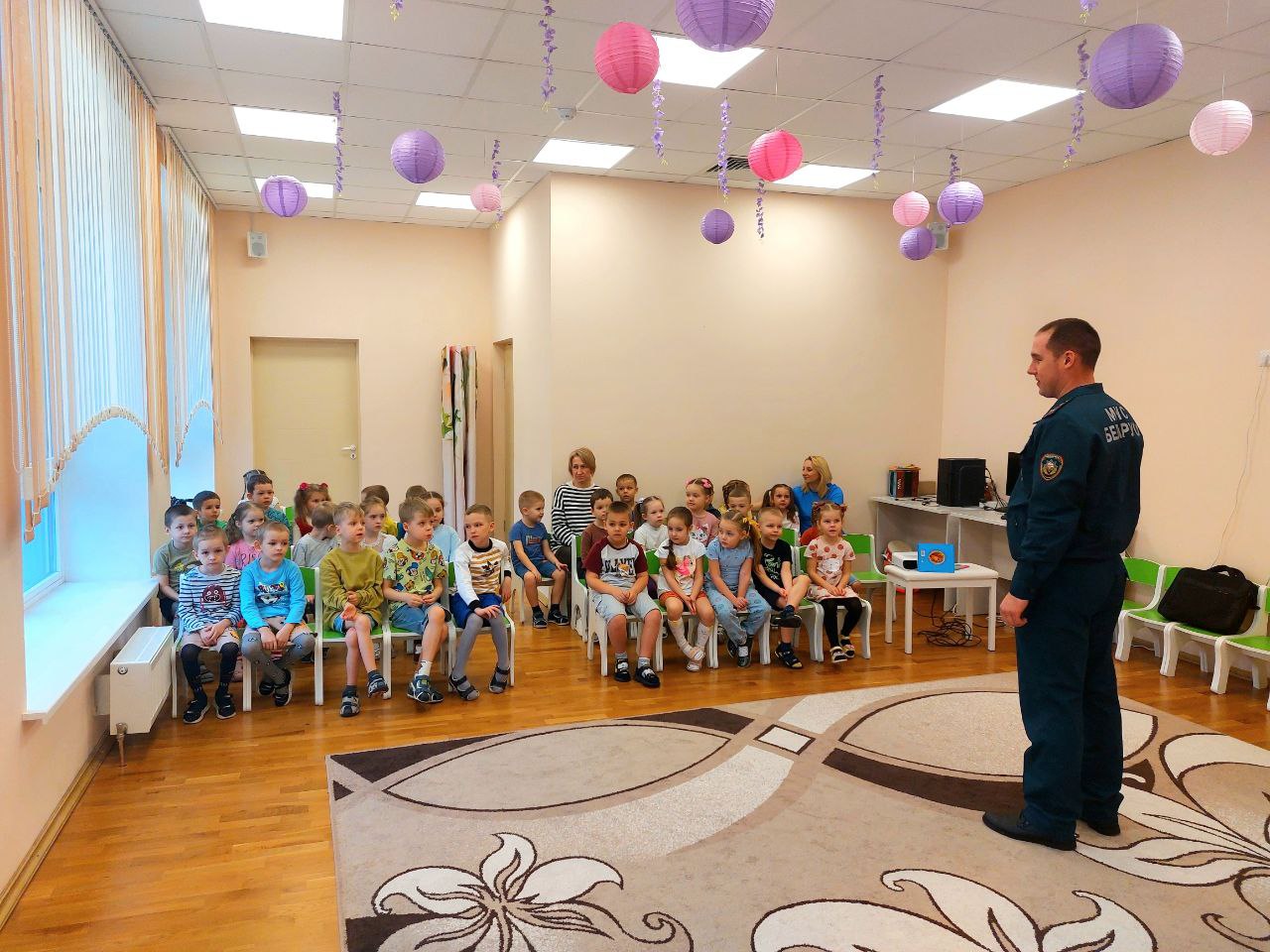 В рамках плановой работы по обеспечению безопасности детей и педагогических работников в ГУО Детский сад №42 г. Мозыря состоялось важное и познавательное мероприятие. 